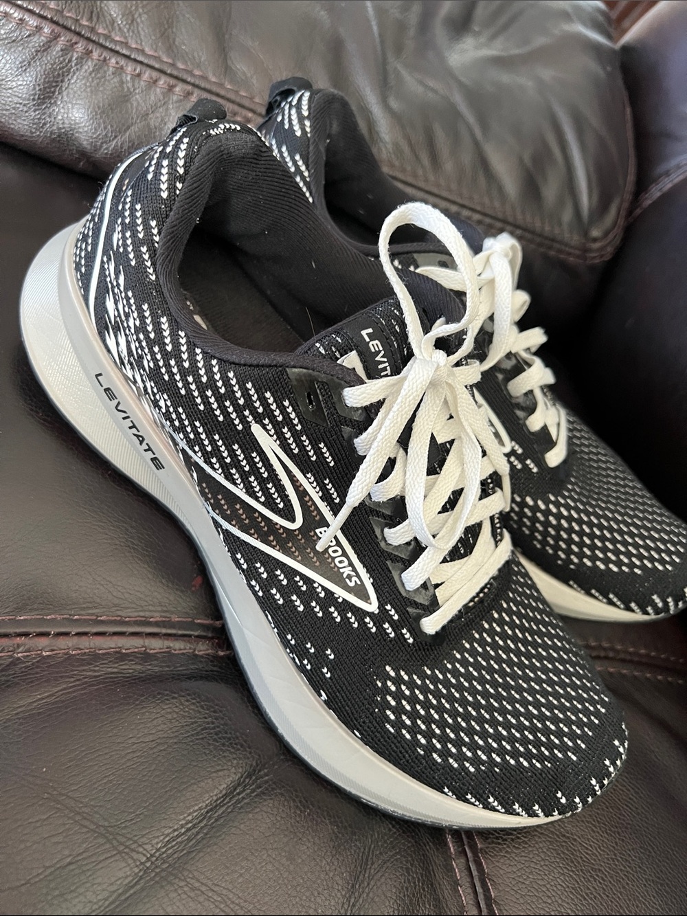 Brooks Black and White Athletic Running Shoes size 9